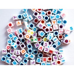 Cuentas de plastico abecedario forma de cubo 6 mm bolsa de 300 unidades colores surtidos.